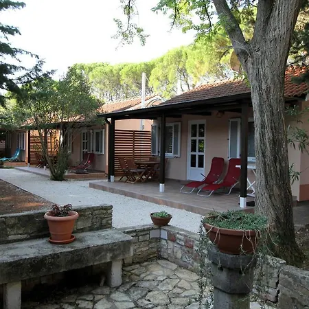 Bungalow Comfort 100 M From The Beach Premantura Exterior photo